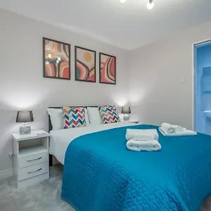 Staybynumbers - Centre - 3 Bed, 3 Bathroom & Parking , Belfast United Kingdom